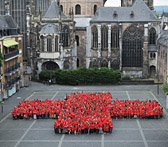 Werden Sie Mitglied beim Deutschen Roten Kreuz Foto: DRK-Mitarbeiter formen das Rote Kreuz-Logo